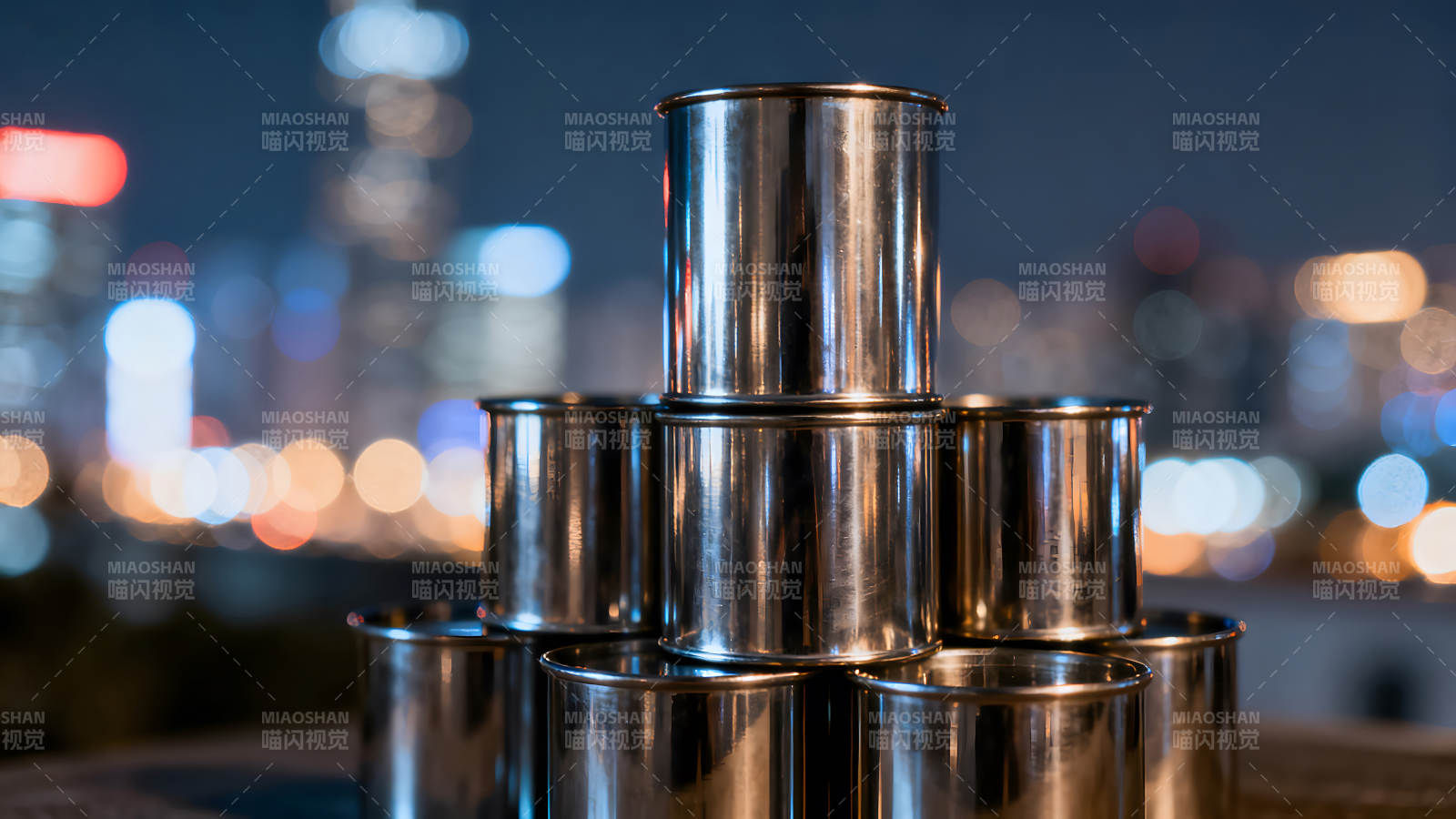 罐子堆叠城市夜景背景反光-图片