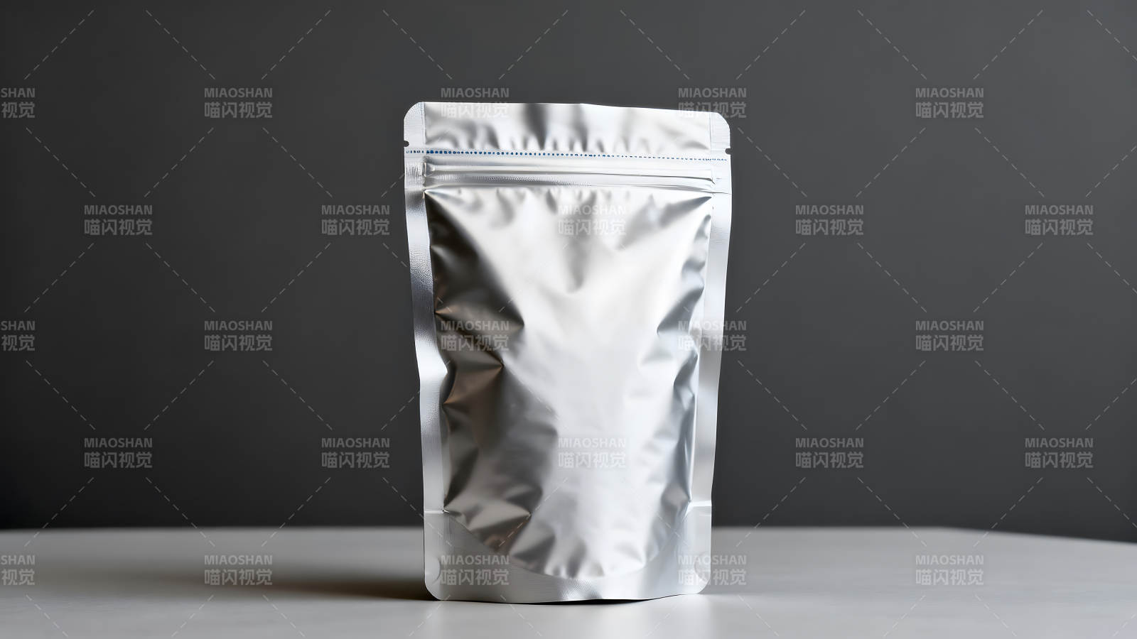 银色包装袋特写图片