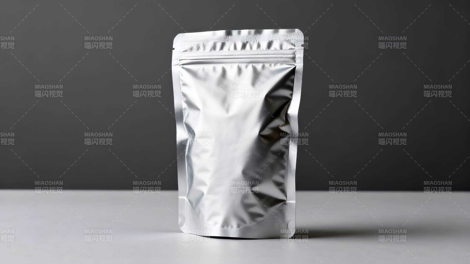 银色包装袋在灰色背景上-图片