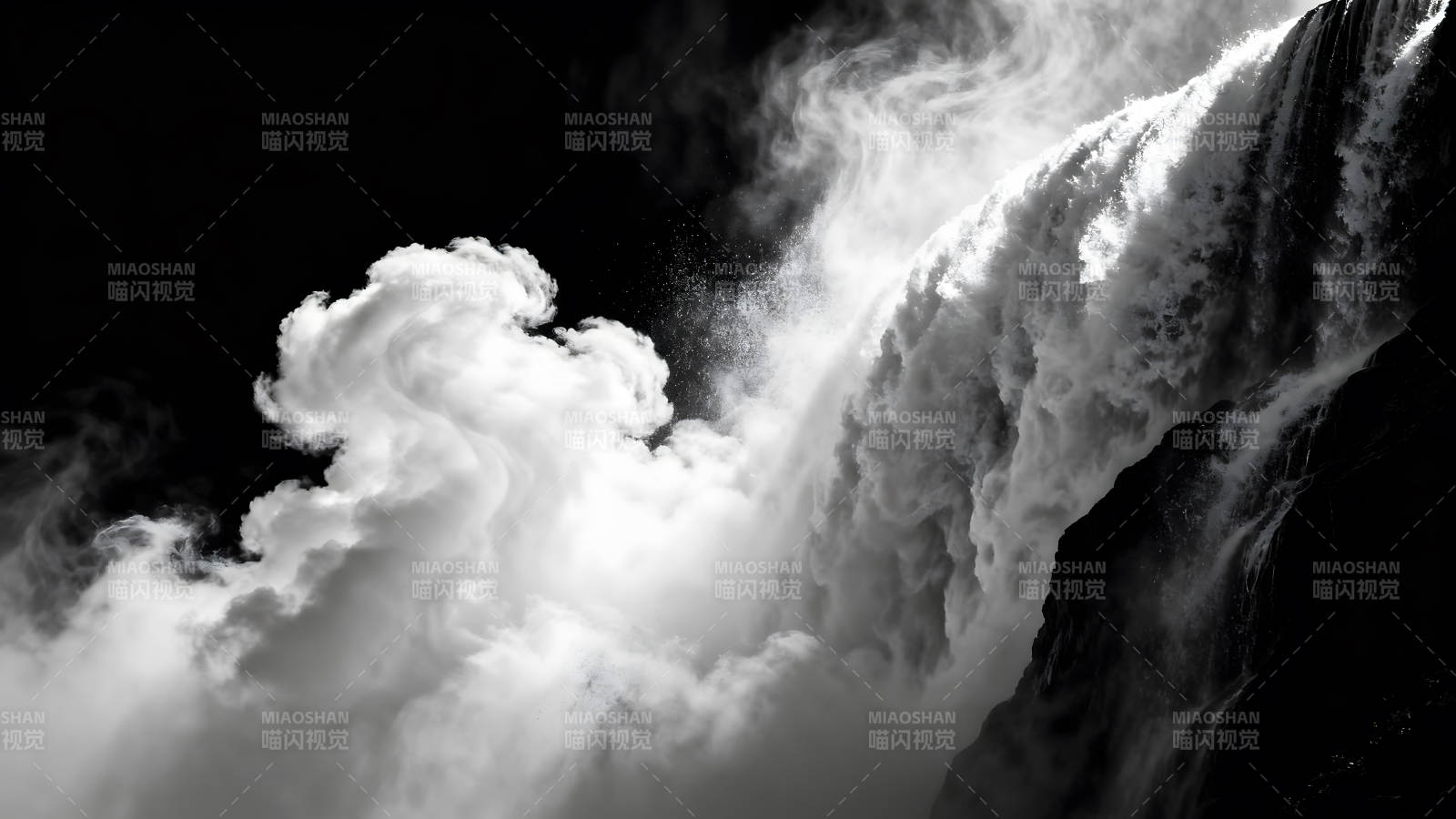 瀑布云雾黑白摄影壮丽景观图片