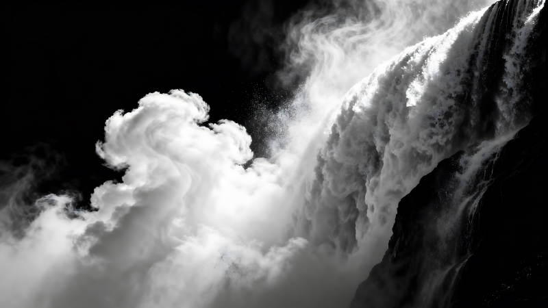 瀑布云雾黑白摄影壮丽景观图片