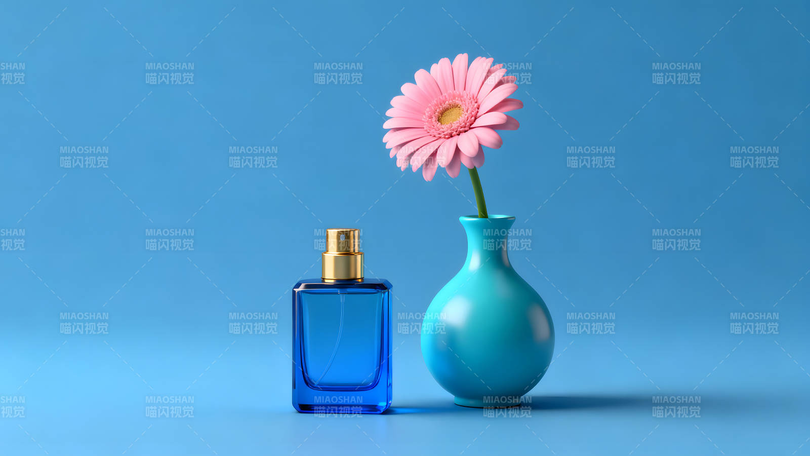 香水与鲜花组合的蓝色背景图图片