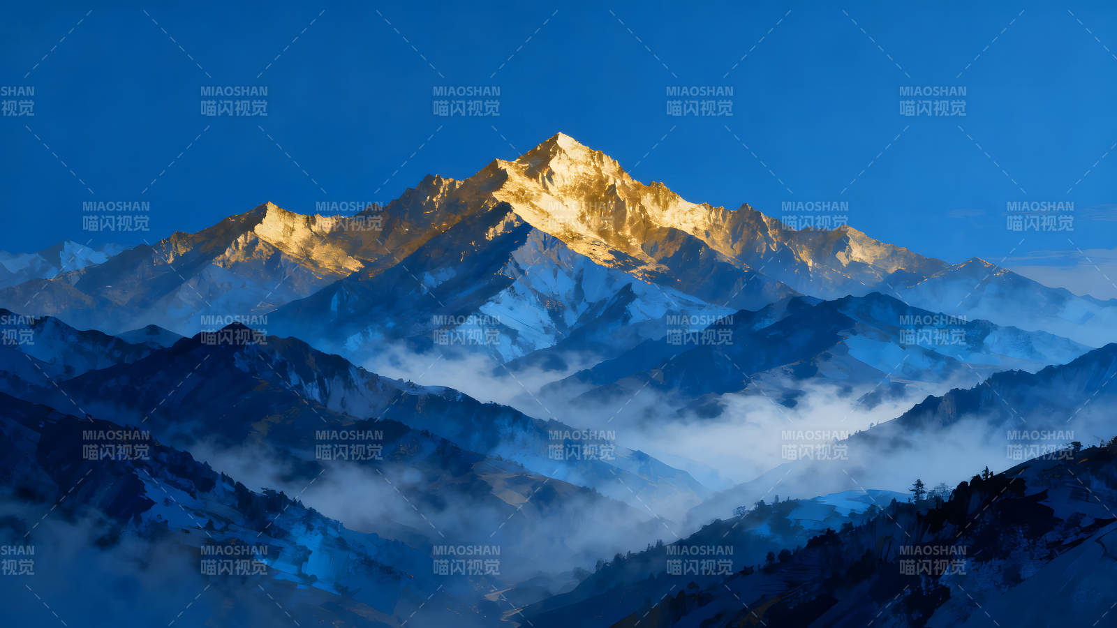 金色山峰矗立云霧間壯麗景象-圖片