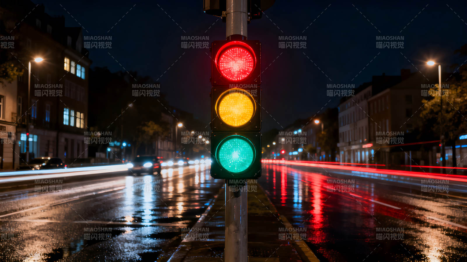 夜色下的红绿灯指引交通-图片