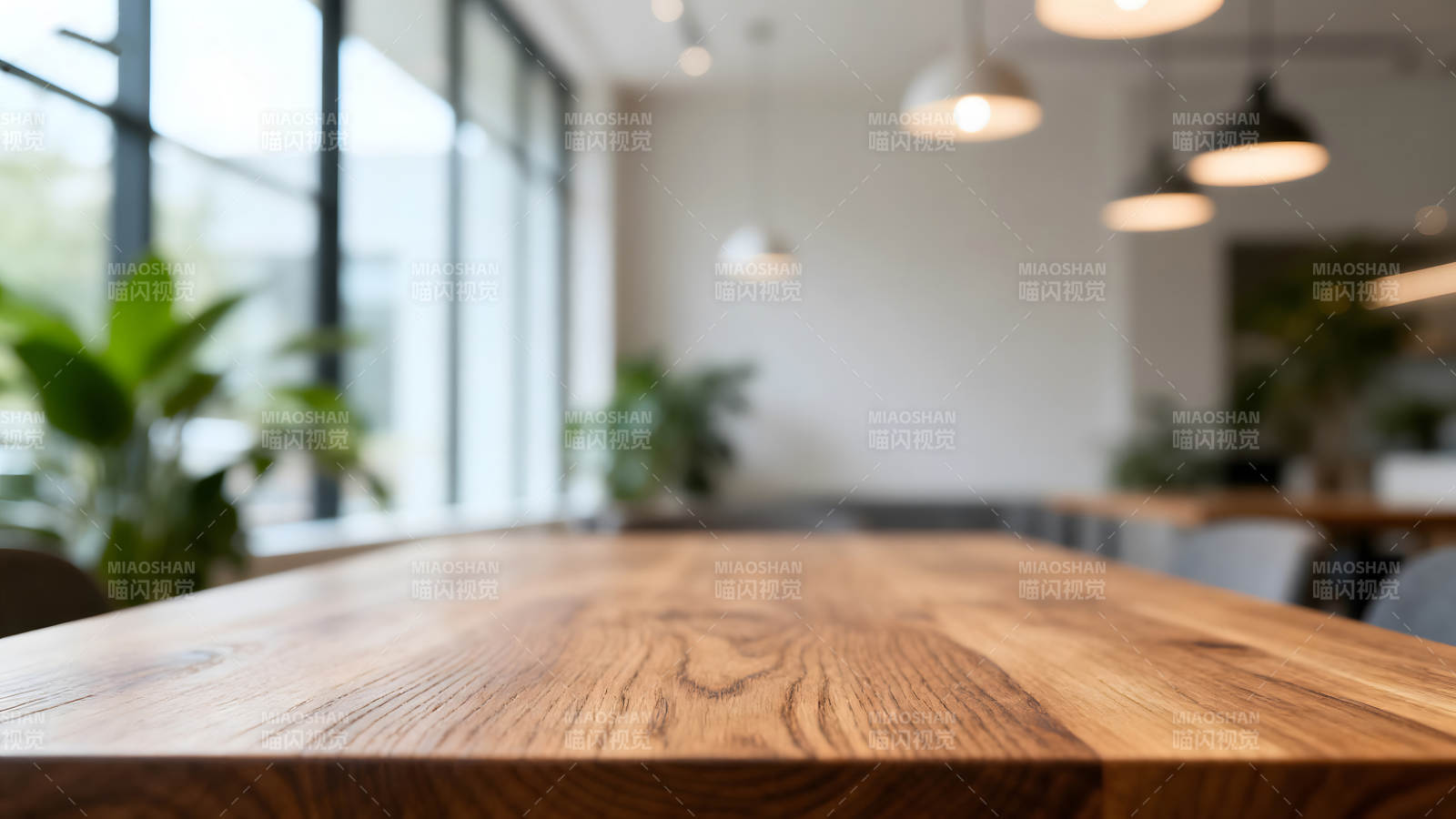 木质桌面的室内空间光线柔和-图片