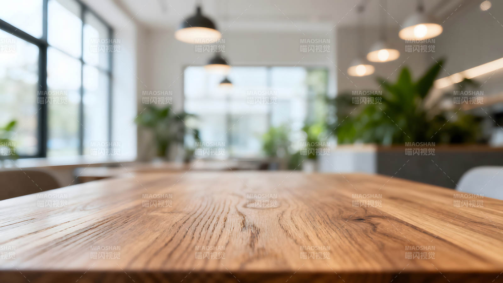 木质桌面的现代办公空间图片