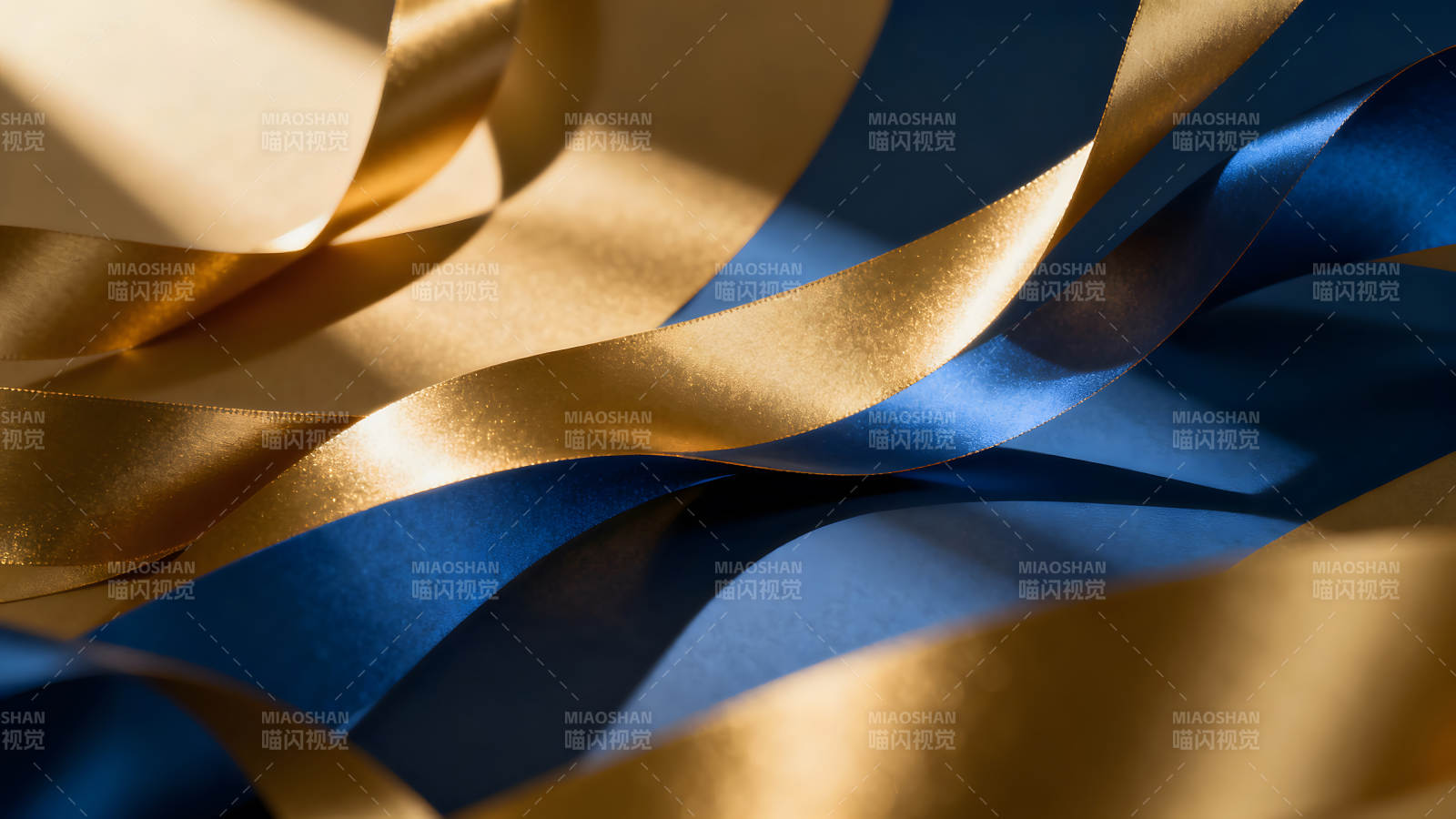 金色丝带与蓝色丝带交织图片