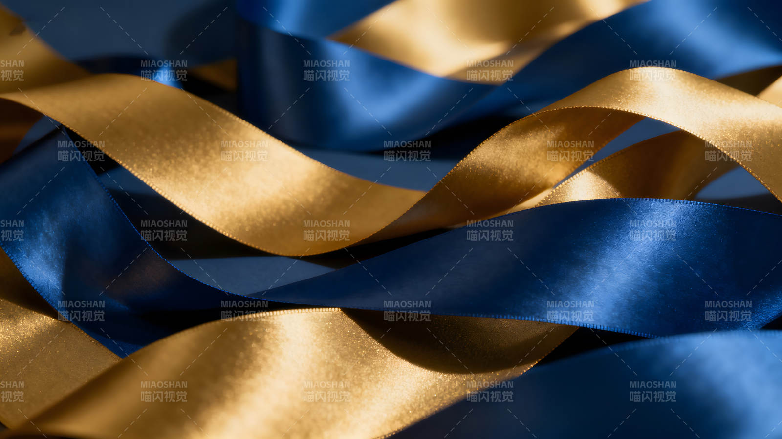 金色蓝色绸缎的艺术构图-图片