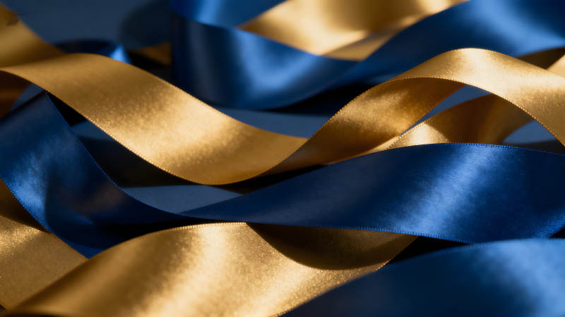 金色蓝色绸缎的艺术构图-图片