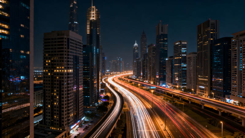 夜色下的城市高速公路燈光軌跡-圖片