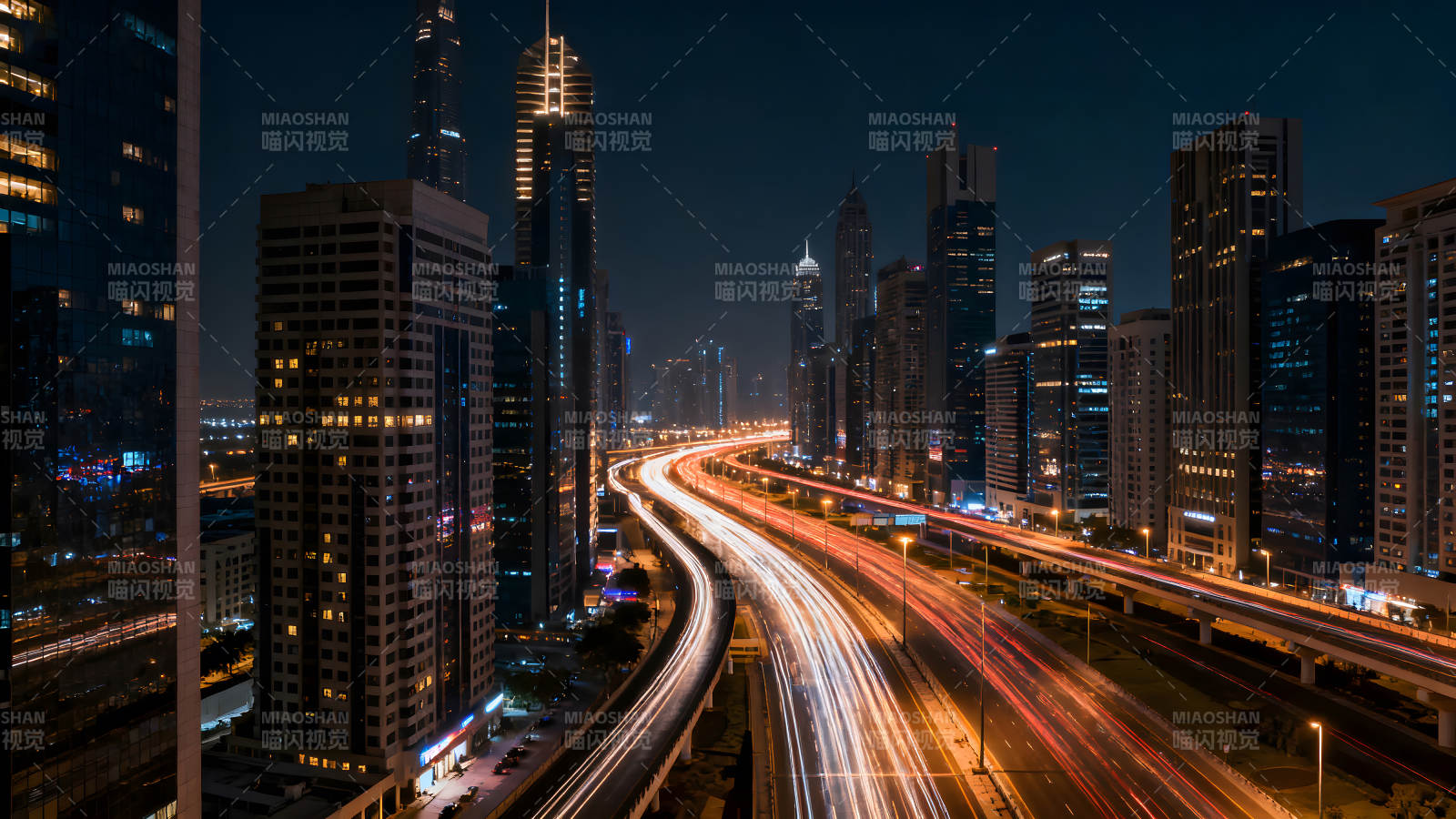 夜色下的城市高速公路燈光軌跡-圖片