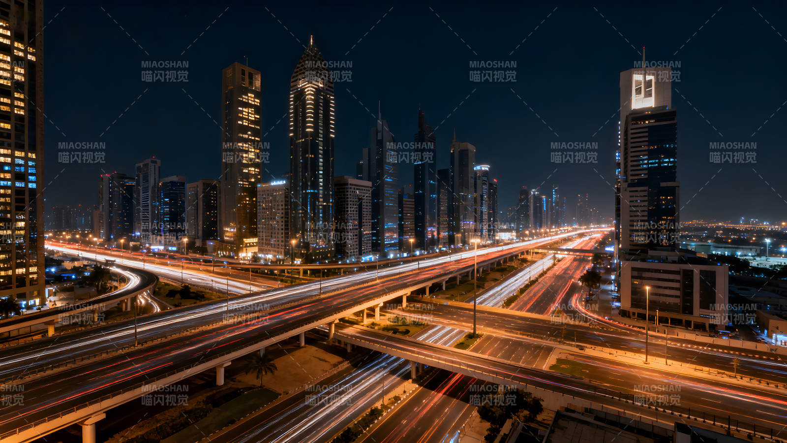 夜色下的迪拜城市交通與摩天大樓-圖片