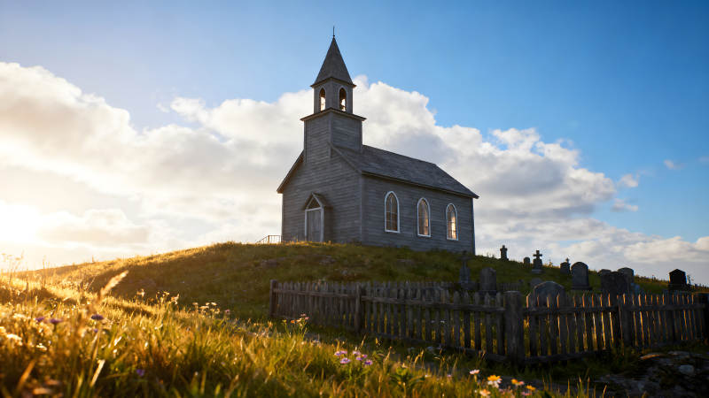 夕阳下山坡上的小教堂-图片