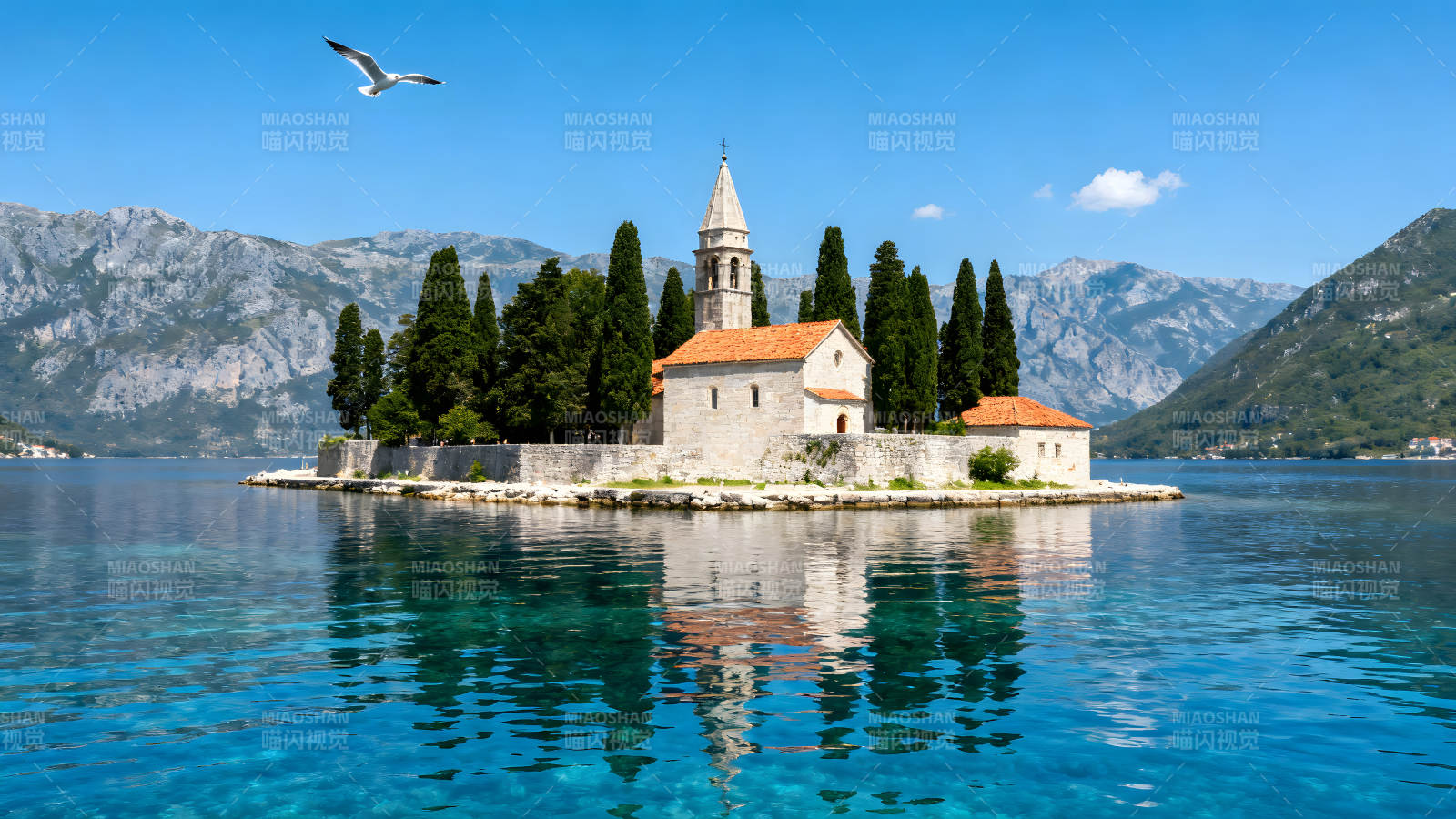 岛屿教堂碧水蓝天景色宜人-图片