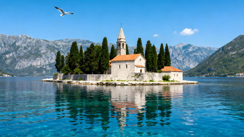 岛屿教堂碧水蓝天景色宜人-图片