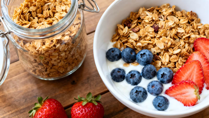 美味早餐：燕麦片、蓝莓和草莓-图片