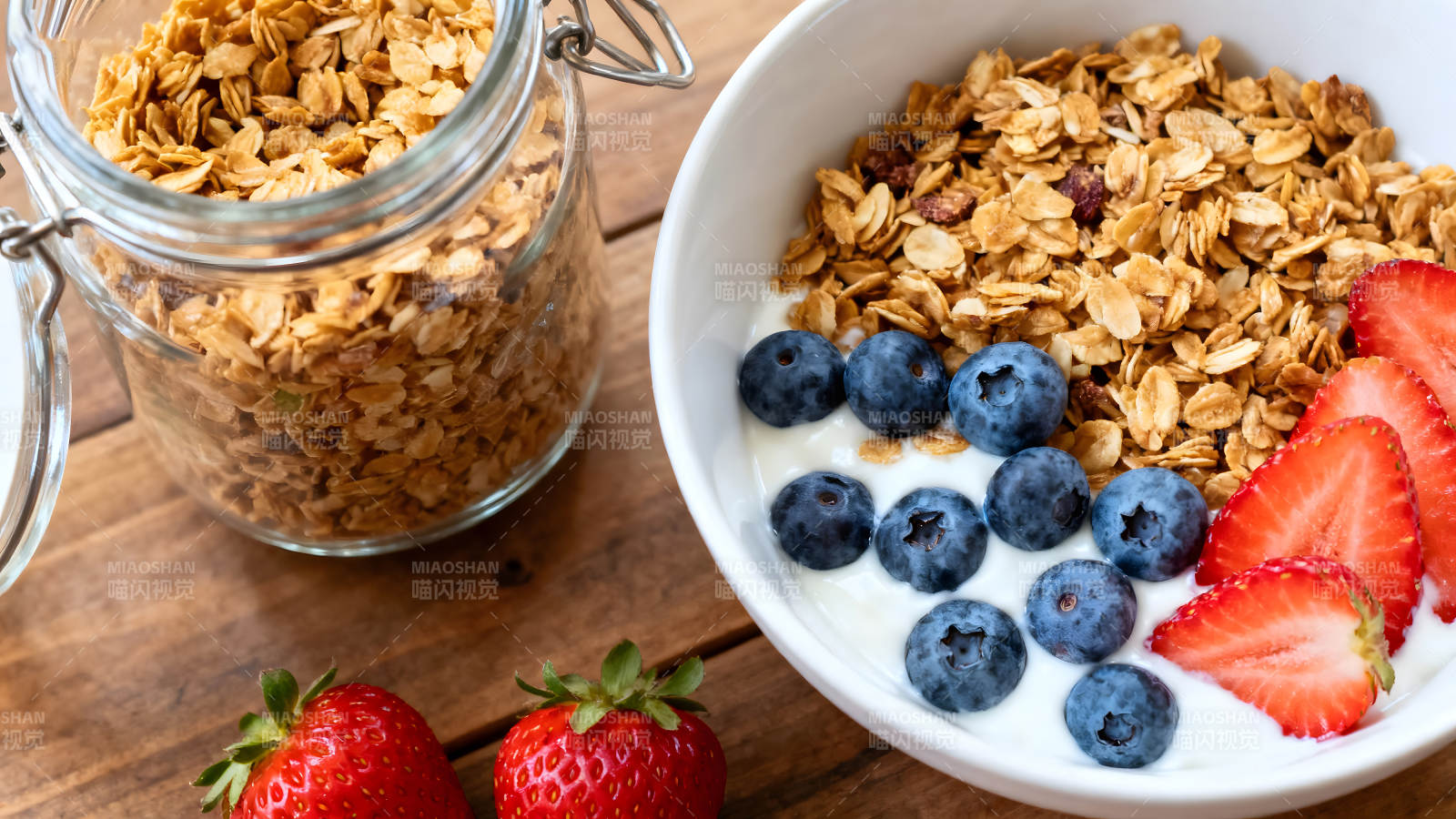美味早餐：燕麦片、蓝莓和草莓-图片