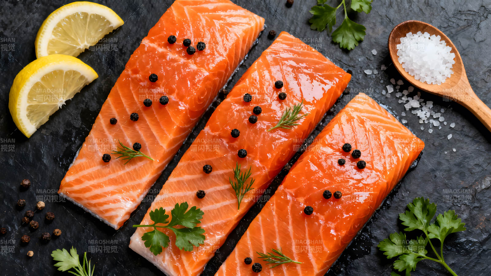 鲜美三文鱼佐料摆盘-图片