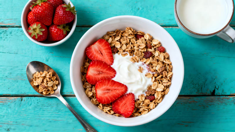 美味早餐谷物酸奶草莓-圖片