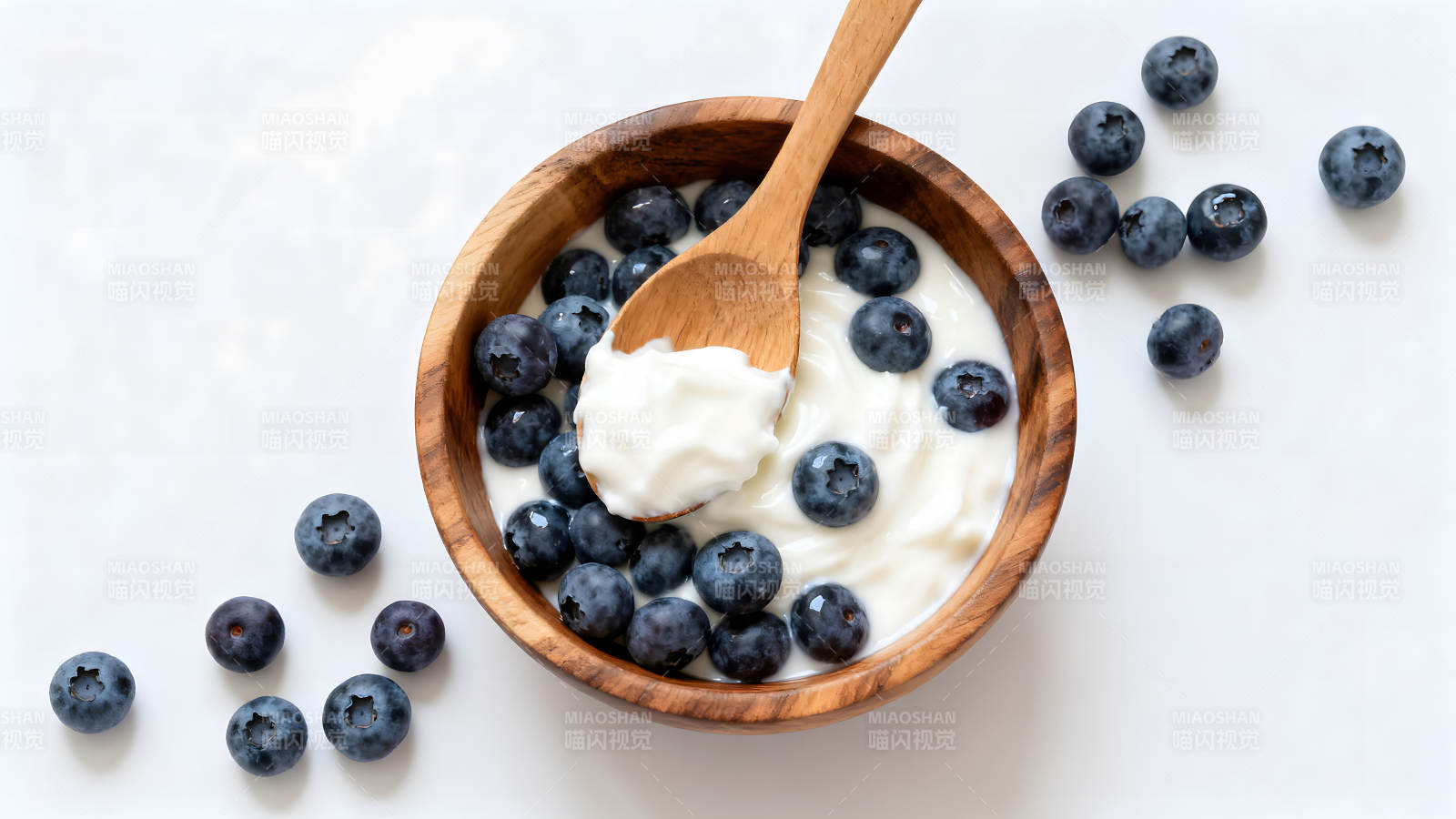 木碗酸奶配蓝莓-图片