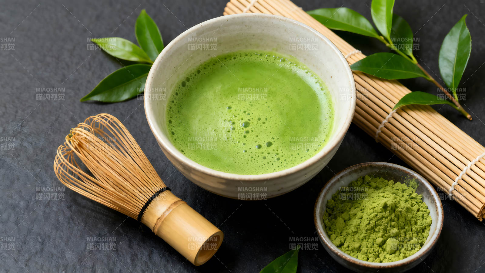 抹茶飲品及制作工具特寫圖片