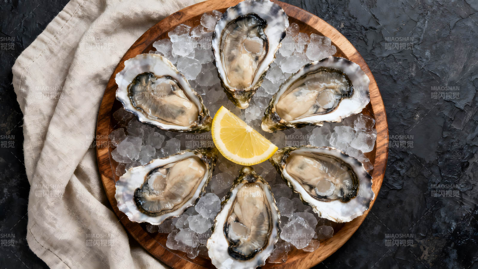 生蚝配柠檬置于冰块之上图片