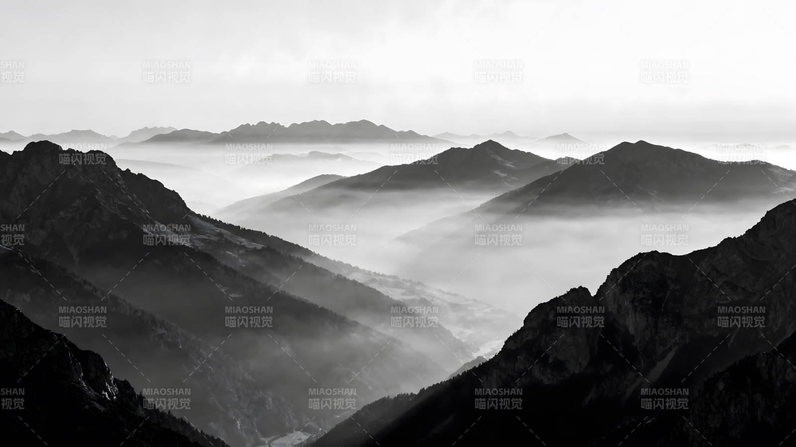山峦叠嶂云雾缭绕的黑白风景-图片