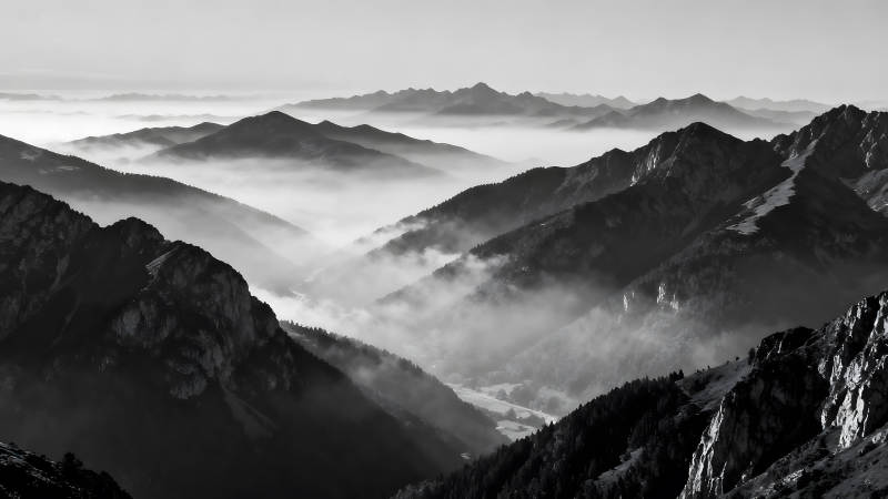 山峰云霧繚繞黑白攝影的壯麗景觀-圖片