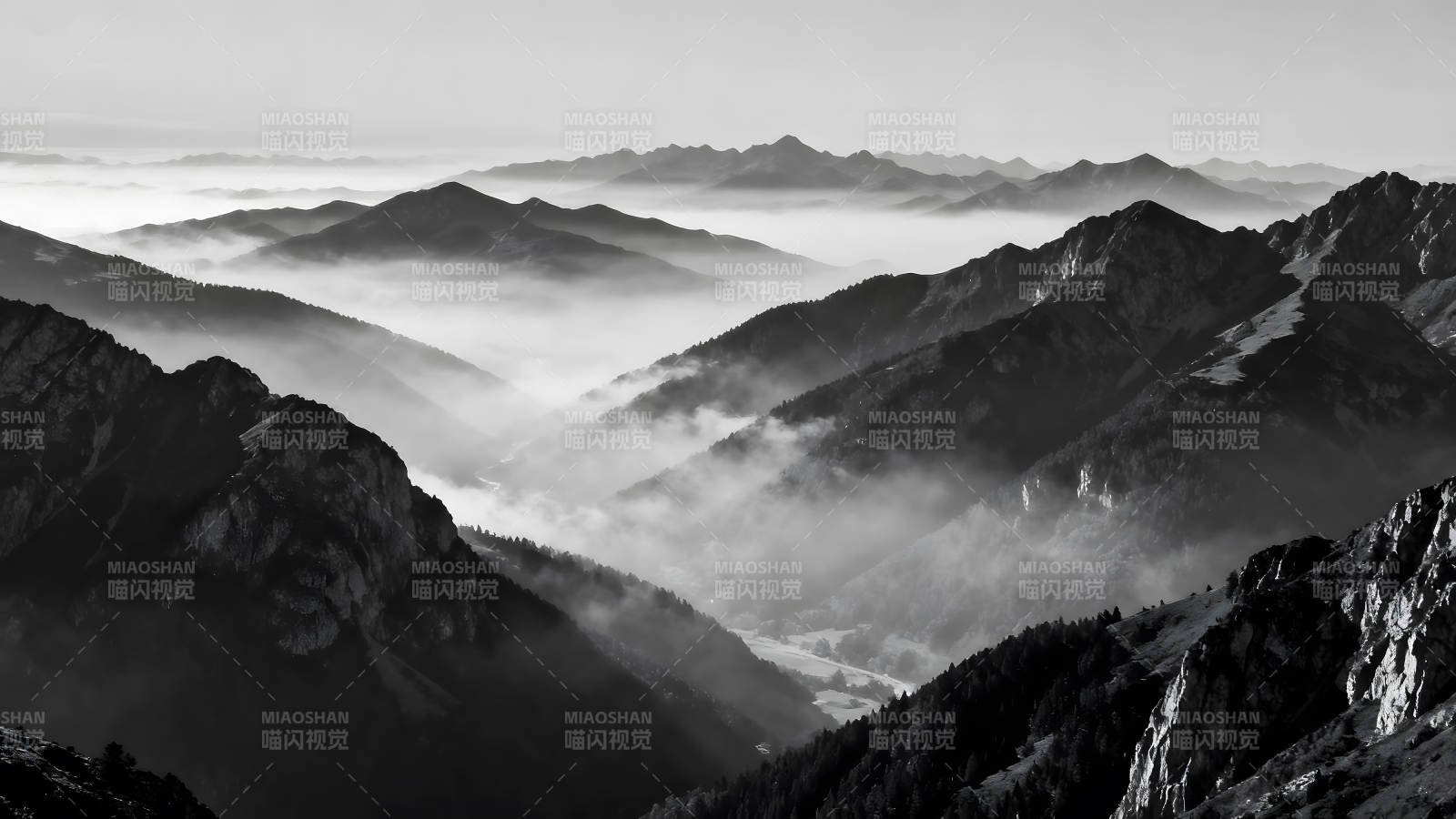 山峰云霧繚繞黑白攝影的壯麗景觀-圖片