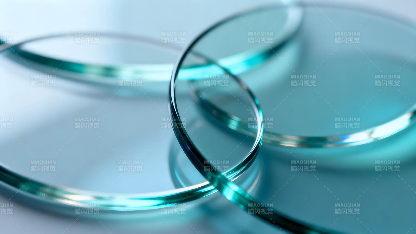 玻璃环相互交织呈现蓝色调-图片