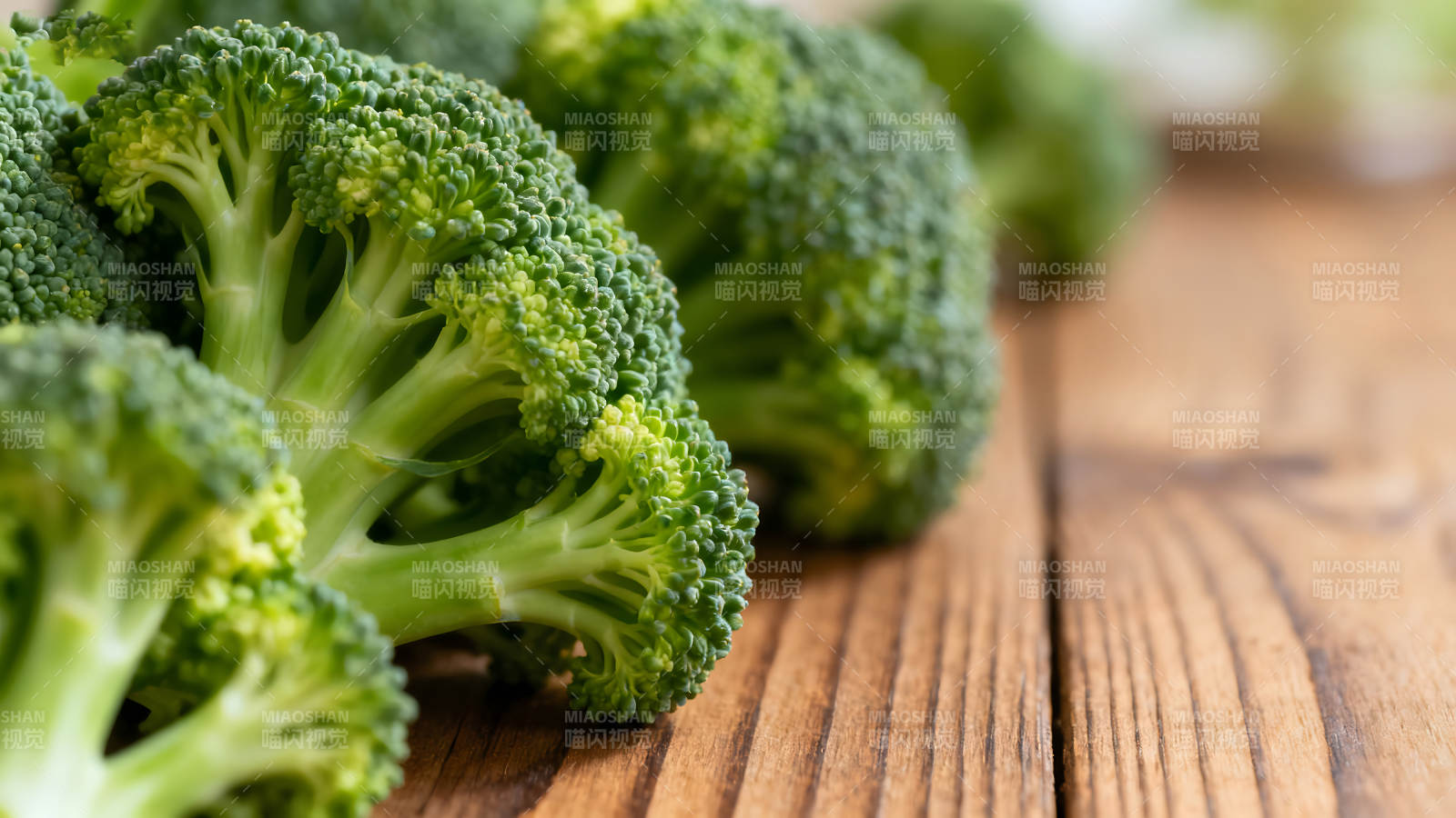 新鲜西兰花特写木质背景-图片