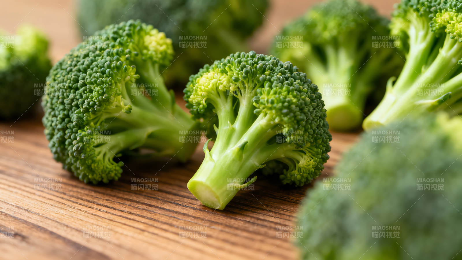 新鲜的西兰花在木板上-图片