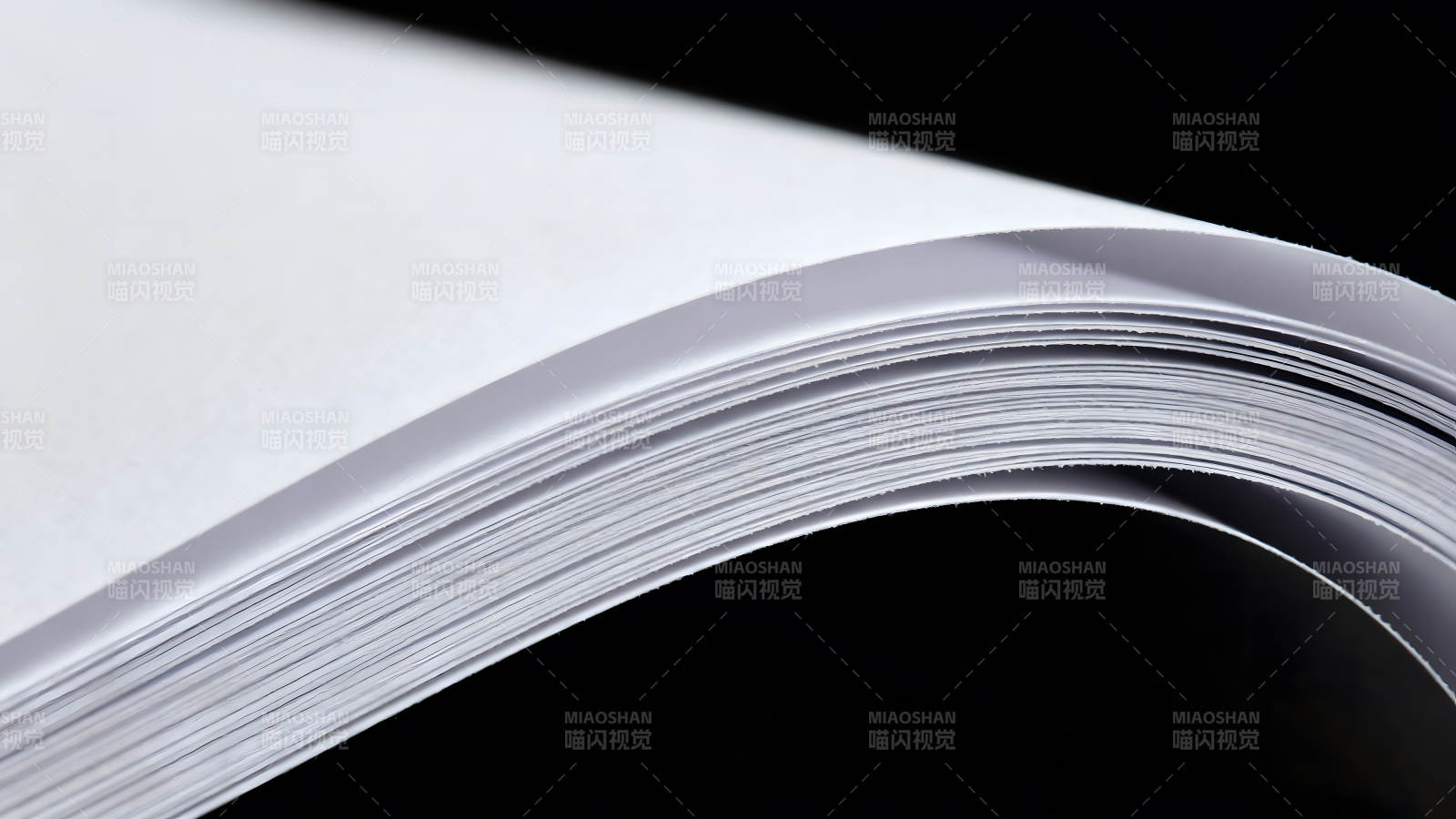 纸张边缘特写展现纹理质感图片