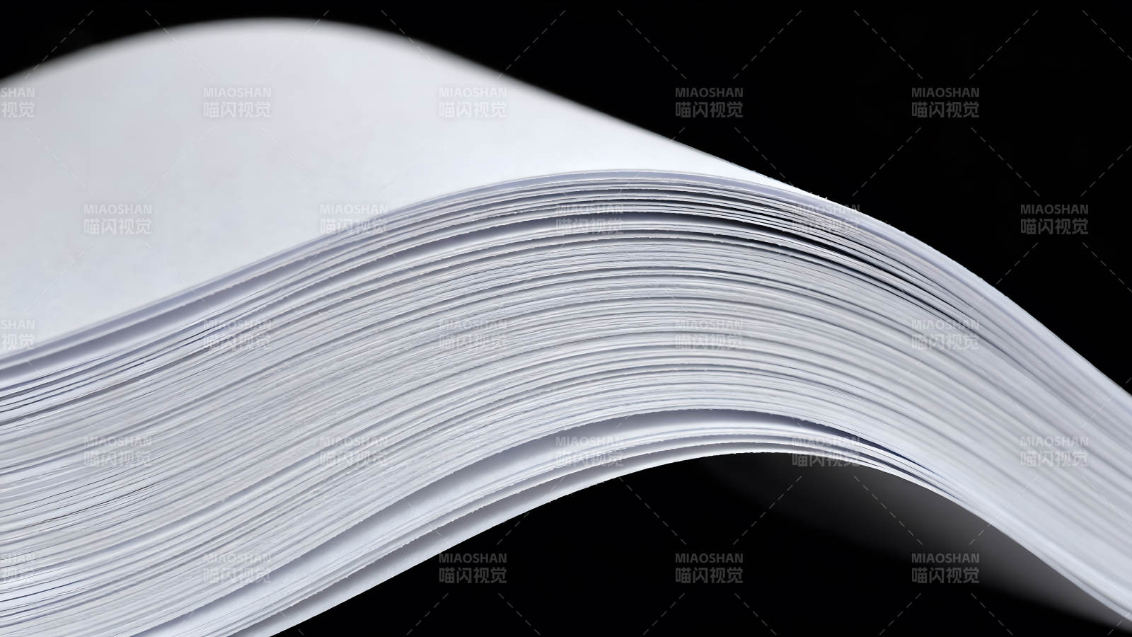 纸张堆叠黑背景下的白色纸张图片