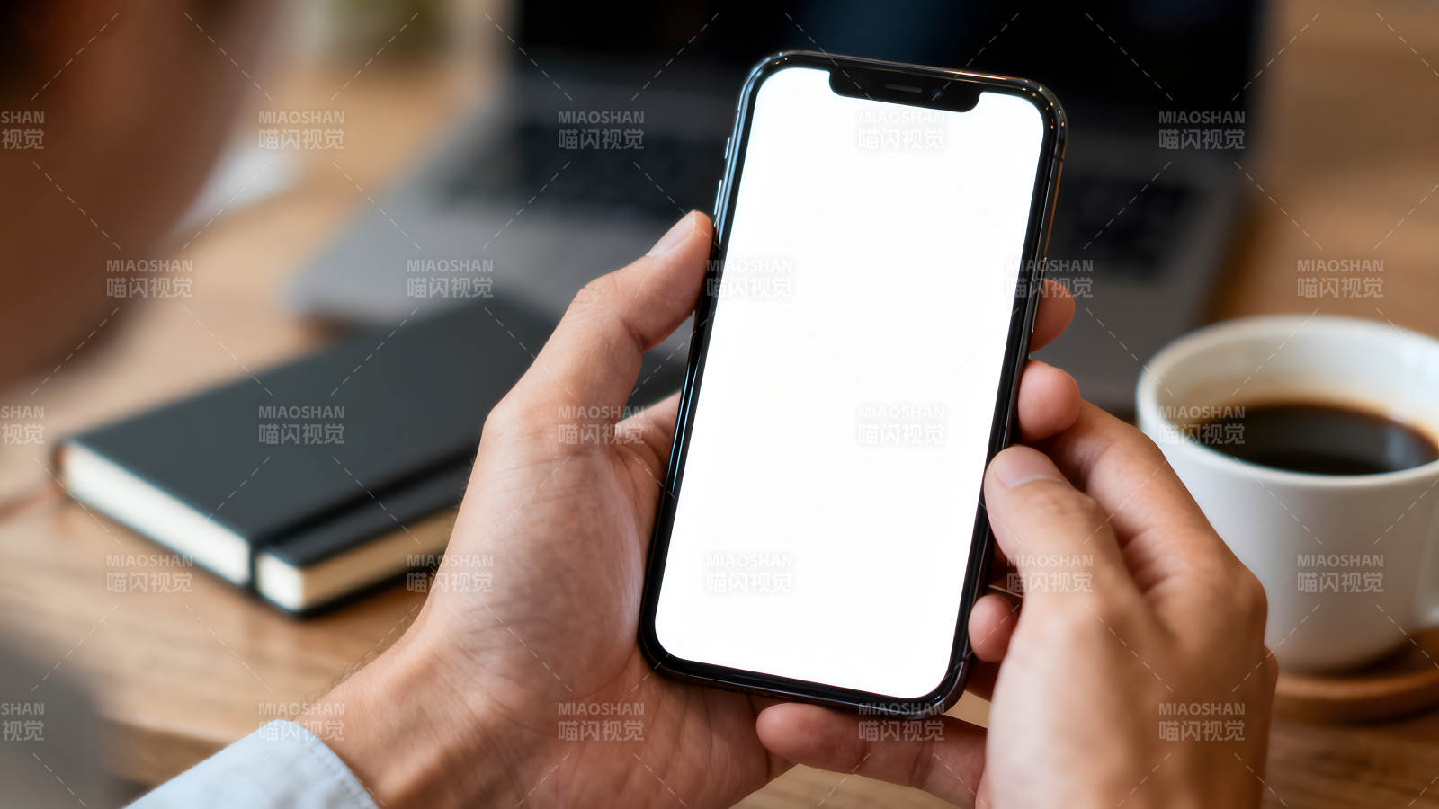 手持手机显示屏空白办公场景-图片