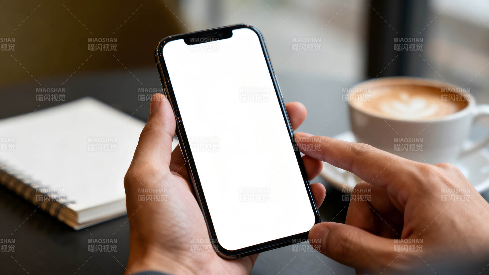 手持手机查看屏幕咖啡笔记本-图片