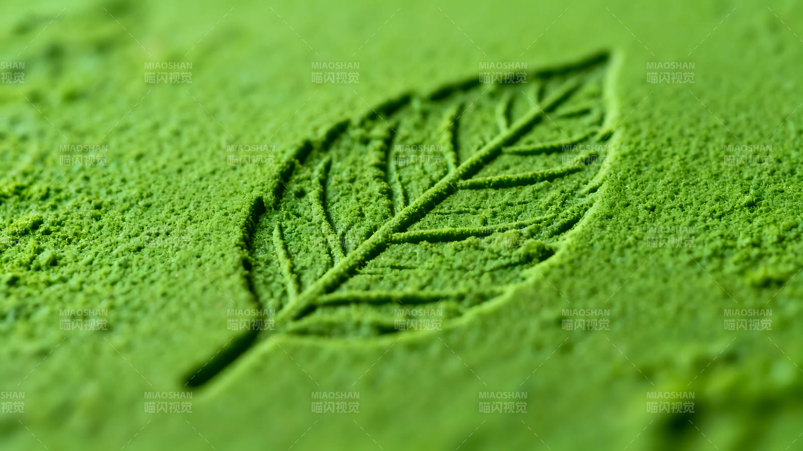 抹茶粉上的葉子印記圖片