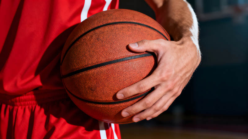 篮球运动员拿着篮球准备比赛-图片