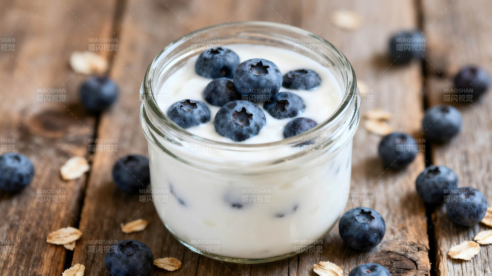 玻璃罐里的藍莓酸奶圖片