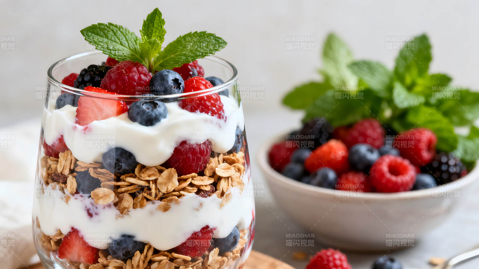 美味的水果酸奶杯配有薄荷叶装饰-图片