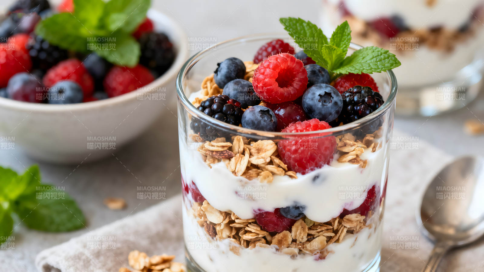 水果酸奶配燕麦片健康早餐-图片