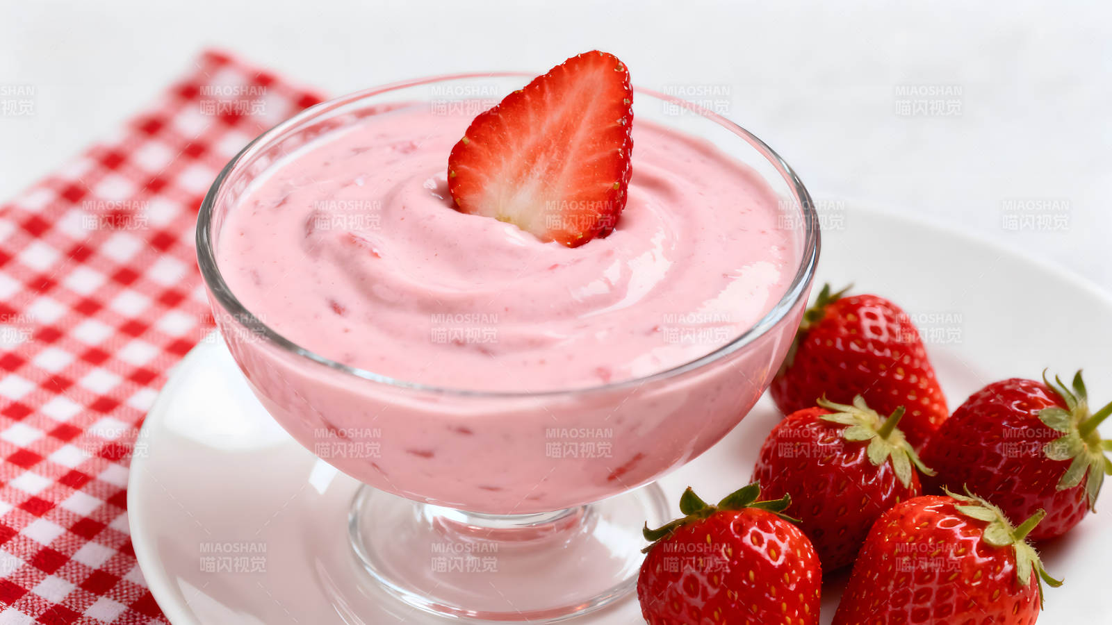 草莓酸奶配草莓-图片