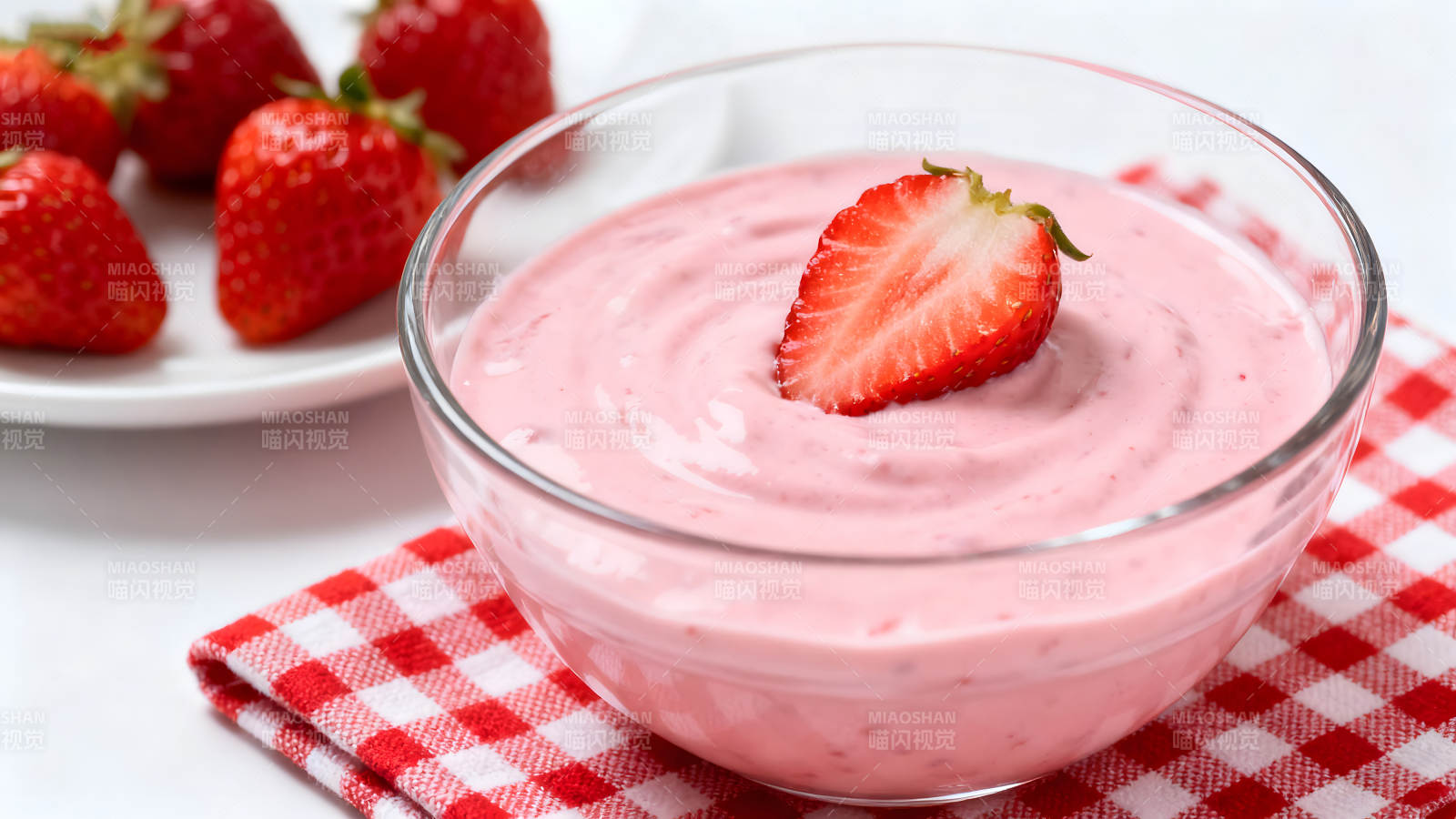 草莓酸奶配草莓清新诱人-图片