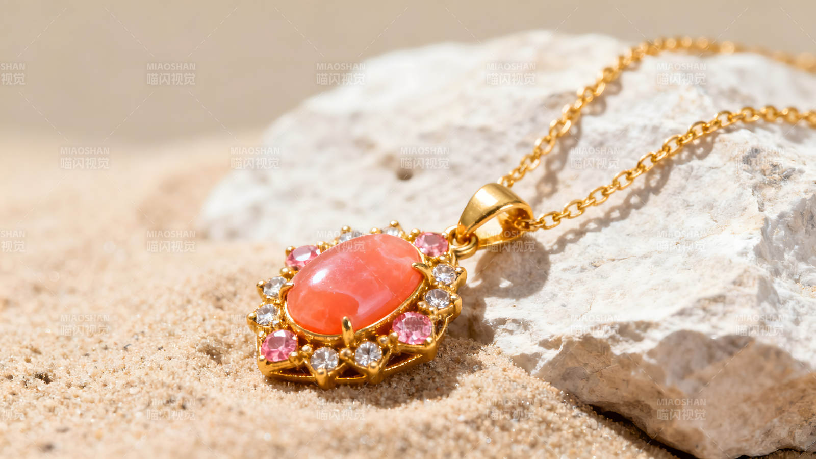 项链珊瑚宝石沙滩光线图片