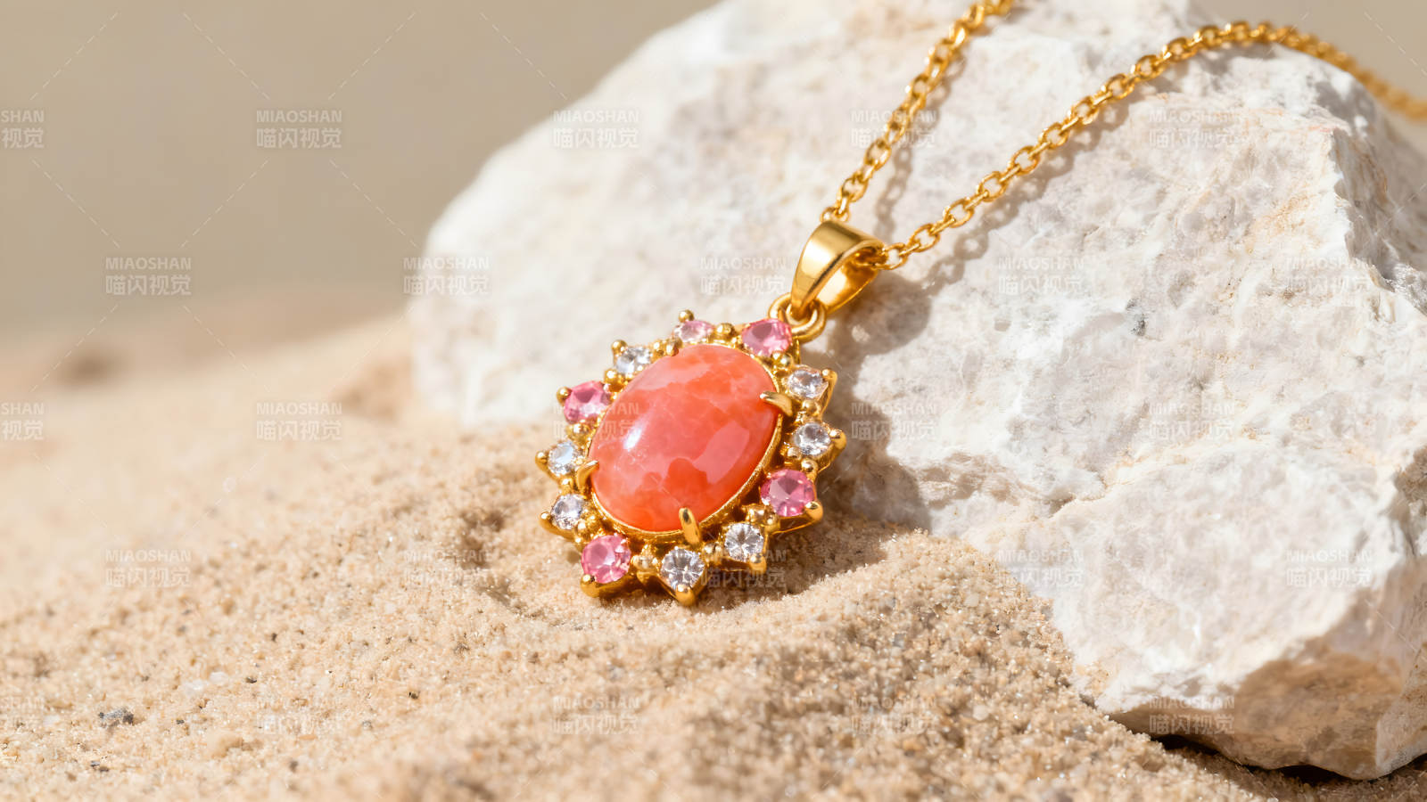 金色项链镶嵌宝石陈列在沙滩上图片