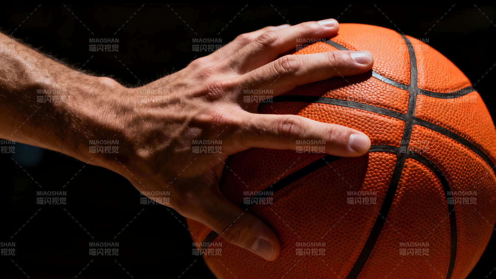 手握篮球特写镜头-图片