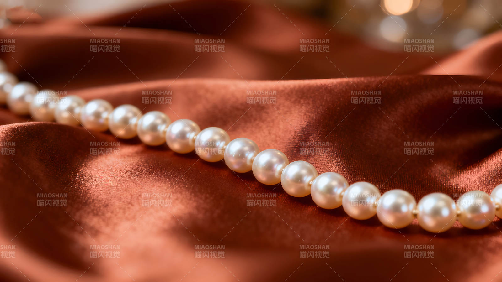 珍珠項鏈在絲綢上-圖片