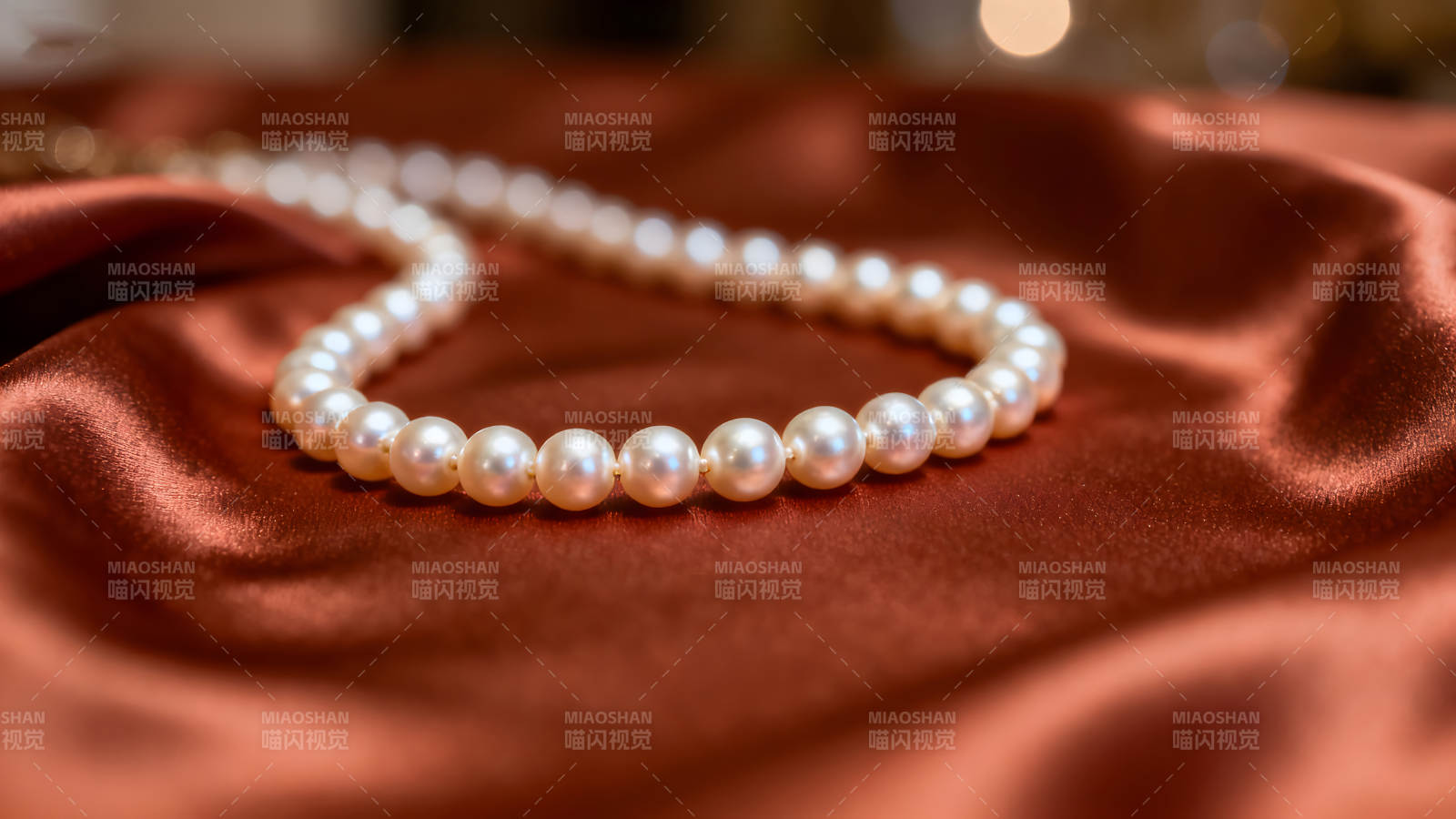 珍珠項(xiàng)鏈置于綢緞之上光澤細(xì)膩-圖片