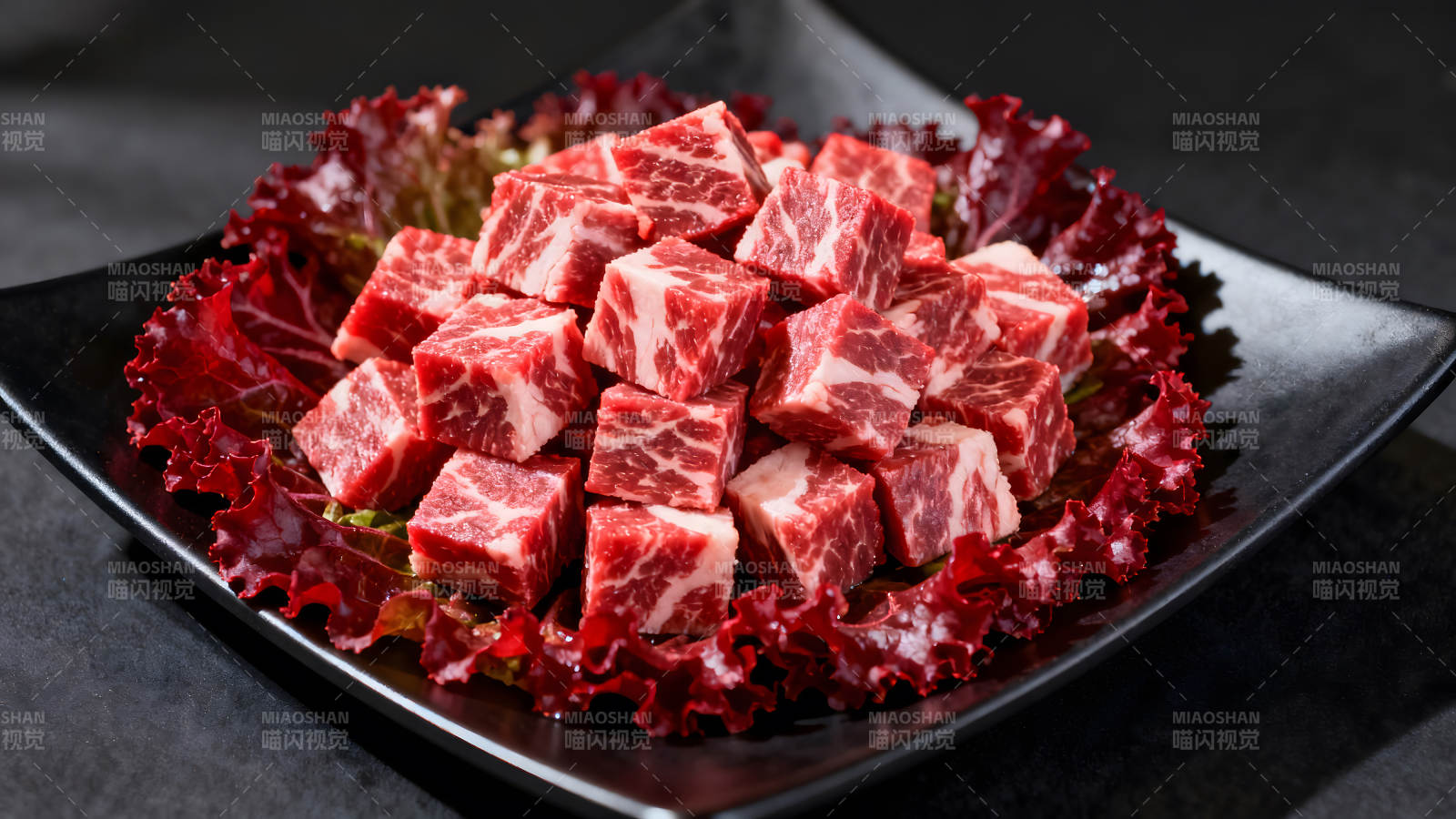 生牛肉块配红叶生菜图片