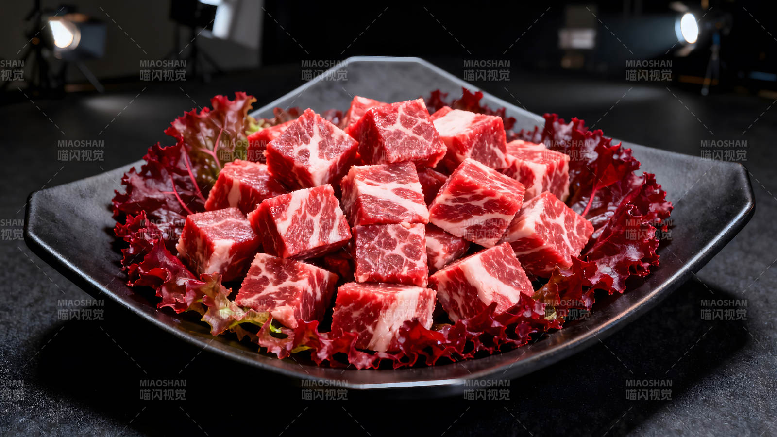 鮮美的牛肉塊堆放在盤子里圖片